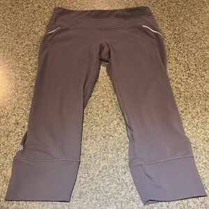 Athleta 862109 grey and coral size medium Relay Capri waist pocket banded cuff